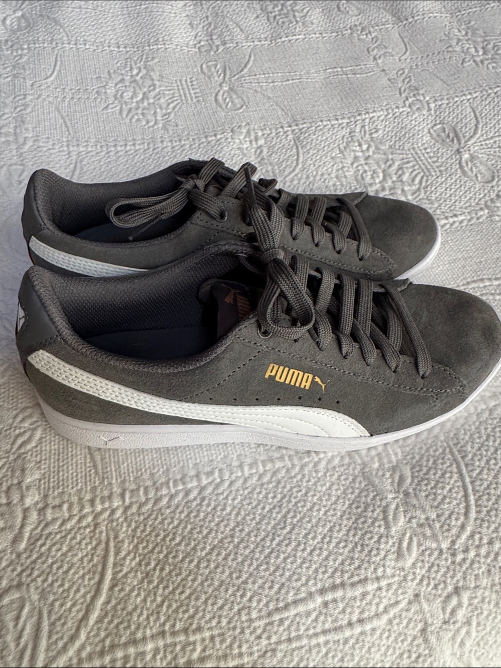 NWT Puma women’s suede Low-Top Sneakers in Gray, White and Gold size 8
